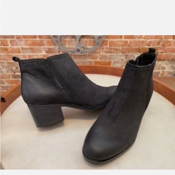 Women's Black Ankle Boots - Picture 2 of 5